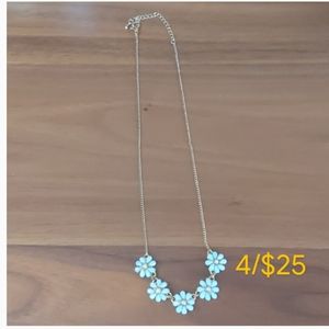 Floral daisy necklace